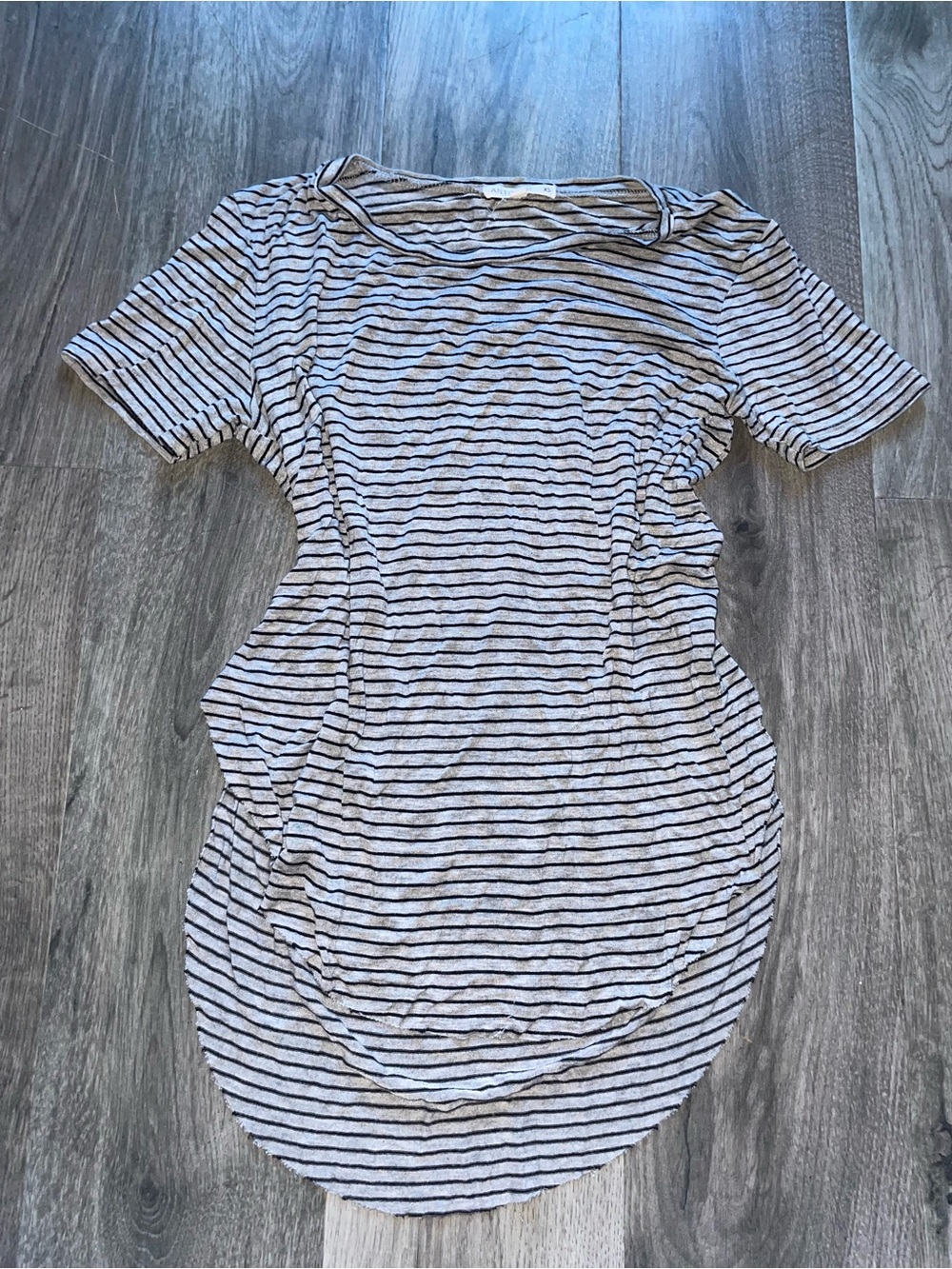 Striped Short-Sleeve Crew Neck Tee in Light Gray and Black